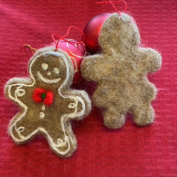 Handcrafted needle felted pair of gingerbread man and lady Christmas ornaments - Picture 6 of 7